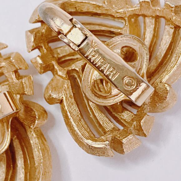 VTG Signed Crown Trifari Earrings Knot Ribbon Clip On 1950s Textured Gold Tone - Picture 8 of 10